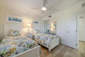 YbelSand Pointe 226的有两张床和一面镜子的卧室