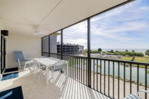 YbelSand Pointe 226的配有桌椅并可欣赏海景的阳台