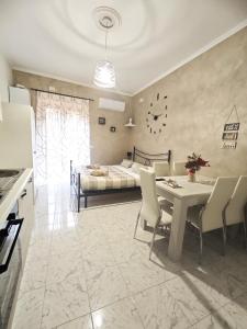 ein Wohnzimmer mit einem Bett und einem Tisch und Stühlen in der Unterkunft Da Nonno Mario in Bagnoli Irpino