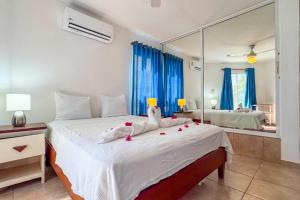 En eller flere senge i et værelse på Renaissance Residence Cabarete + 21 billeder