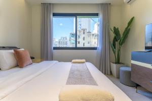 En eller flere senge i et værelse på Achrafieh Gate - Modern 3-BR Apartments & Balconies