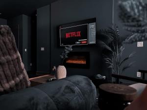 TV/trung tâm giải trí tại Lux at Nichols Fort Worth TX Same Day Bookings