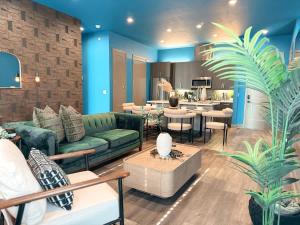 Khu vực ghế ngồi tại Lux at Nichols Fort Worth TX Same Day Bookings