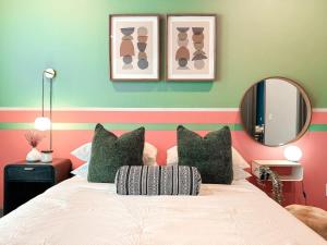 Giường trong phòng chung tại Lux at Nichols Fort Worth TX Same Day Bookings