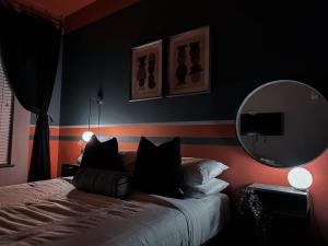 Giường trong phòng chung tại Lux at Nichols Fort Worth TX Same Day Bookings