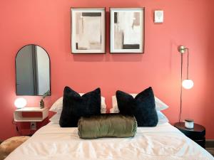 Giường trong phòng chung tại Lux at Nichols Fort Worth TX Same Day Bookings +30 ảnh