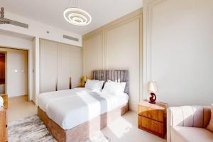 Postel nebo postele na pokoji v ubytování 5 MINUTES BY WALK FROM BURJ ADN DUBAI MALL