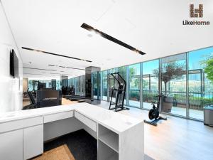 Fitness centrum a/nebo fitness zařízení v ubytování 5 MINUTES BY WALK FROM BURJ ADN DUBAI MALL