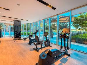 Fitness centrum a/nebo fitness zařízení v ubytování BEST SEA VIEW NEXT TO BURJ KHALIFA AND DUBAI MALL