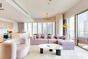 Køkken eller tekøkken på Exclusive Burj Khalifa View 3BR SkyManson LikeHome