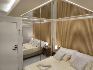 een slaapkamer met twee bedden en een spiegel bij LuxeStay in Santa Marta in Gaira