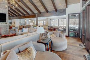 ClarkElk Run Retreat的客厅里有沙发和壁炉