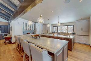 ClarkElk Run Retreat的一间大厨房，配有一张大木桌和椅子