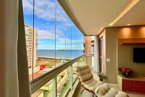 une chambre avec balcon avec vue sur l'océan dans l'établissement PRAIA & Sol: Apto Itaparica 2 Quartos, à Itaparica