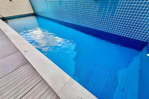- une piscine d'eau bleue dans l'établissement PRAIA & Sol: Apto Itaparica 2 Quartos, à Itaparica