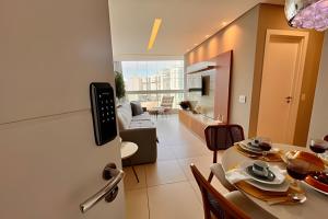 une cuisine et un salon avec une table et des chaises dans l'établissement PRAIA & Sol: Apto Itaparica 2 Quartos, à Itaparica