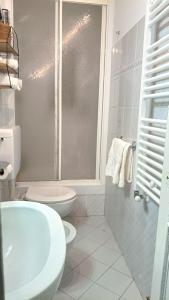 een badkamer met een wastafel, een toilet en een douche bij Centurion's House in Genua +17 foto's