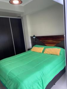 En eller flere senge i et værelse på Departamento Zona Costanera cuarto tramo + 1 billede