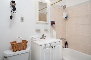 Koupelna v ubytování Studio close to Central Park, Lenox Hill & NY Presbyterian + 15 fotografií