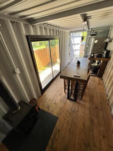 una camera con tavolo in legno e ampia finestra di Complejo Bosque Verde a La Porteña