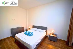 Un dormitorio con una cama con una almohada azul encima. en Comacchio Experience - Ospitalità Diffusa, en Lido di Pomposa 69 fotos más