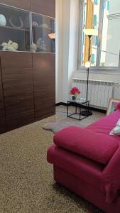 een woonkamer met een rode bank en een dressoir bij Centurion's House in Genua