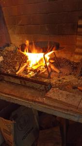 un fuoco brucia in un forno di mattoni di Complejo Bosque Verde a La Porteña Altre 10 foto