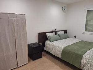 een kleine slaapkamer met een bed en een nachtkastje bij Vista Noguera in Huéscar +3 foto's