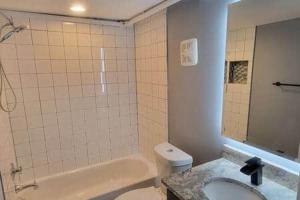 Et badeværelse på *Oceana* Entire King 3 BR lower level at MicroLux