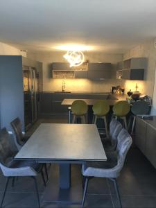 eine Küche mit einem Tisch und Stühlen in einer Küche in der Unterkunft Villa piscine carnon plage in Mauguio
