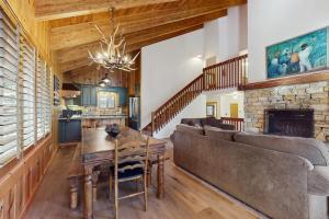 Χώρος καθιστικού στο Tahoe Alpine and Lake Escape