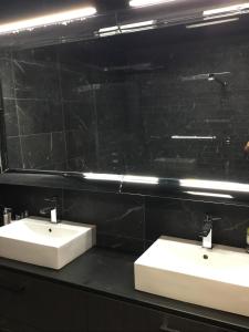 ein Badezimmer mit zwei Waschbecken und einem Spiegel in der Unterkunft Villa piscine carnon plage in Mauguio + 5 Fotos