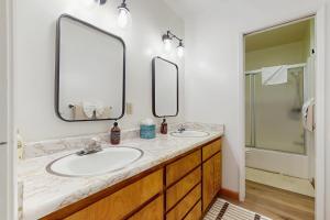 Ένα μπάνιο στο Tahoe Alpine and Lake Escape +12 φωτογραφίες