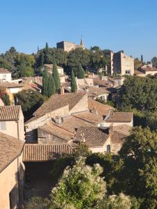 uitzicht op een dorp met daken bij Loft Appartement Les Angles 30133 Possibilité jacuzzi in Les Angles Gard