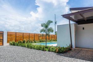 Κήπος έξω από το Triskele Retreat - Combo Ocean and Earth