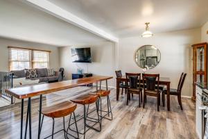 Μια τηλεόραση ή/και κέντρο ψυχαγωγίας στο Commute to Alexandria and DC Home with Shared Yard