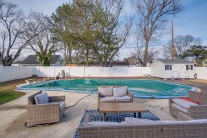 Πισίνα στο ή κοντά στο Commuter-Friendly Studio Near DC and Alexandria!