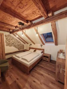 una camera con letto e pavimenti in legno di Hiša Šturm a Tolmin Altre 39 foto