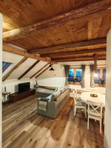 un soggiorno con un divano e un tavolo di Hiša Šturm a Tolmin