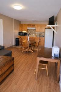 a kitchen and living room with a table and chairs at Venice Inn Motel in Venice