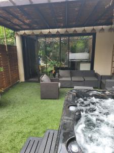 een patio met een hot tub in de tuin bij Loft Appartement Les Angles 30133 Possibilité jacuzzi in Les Angles Gard +6 foto's