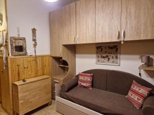 a living room with a couch and a wooden cabinet at Casa Giovy in Roccaraso