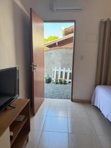 a room with a door open to a bedroom with a bed at Studio Park e Mar a 600m do Beto Carrero in Penha