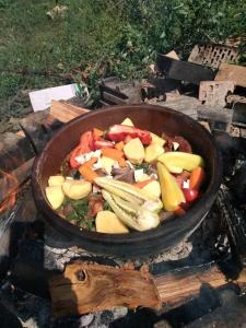 een pan gevuld met groenten op een grill bij Apartman,,Petko,, in Bajina Bašta +12 foto's