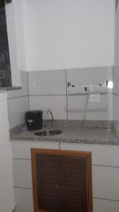 a kitchen with a sink and a counter top at SUITE ACONCHEGANTE 02 in Saquarema