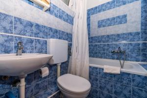 Et badeværelse på Apartments Biljana + 35 billeder