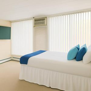 Postel nebo postele na pokoji v ubytování Downtown A2 Gem - Next to Hospitals, Stadium & Restaurants