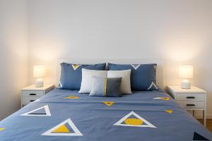 Un pat sau paturi într-o cameră la Modern & Cozy apartment in center -Walk everywhere