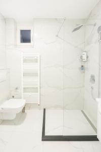 O baie la Modern & Cozy apartment in center -Walk everywhere +18 fotografii