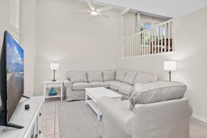 ein Wohnzimmer mit Sofa und Fernseher in der Unterkunft Ocean Glen 8 Sea Clearly in Salter Path